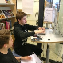 Nemendur að vinna heimadæmi í upplýsingaveri