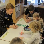 Aðstoða yngri nemendur