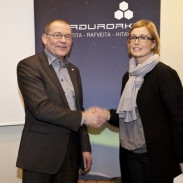 Rósa Mjöll sérkennari tekur hér við styrknum úr höndum Helga Jóhannessonar forstjóra Norðurorku