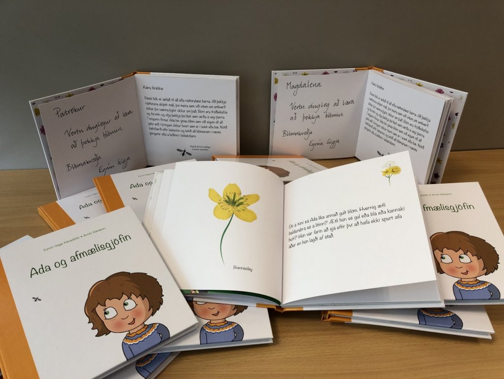 Bókagjöf til nemenda í 2. bekk