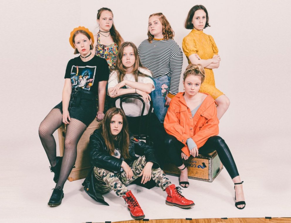 Unglingum boðið í leikhús