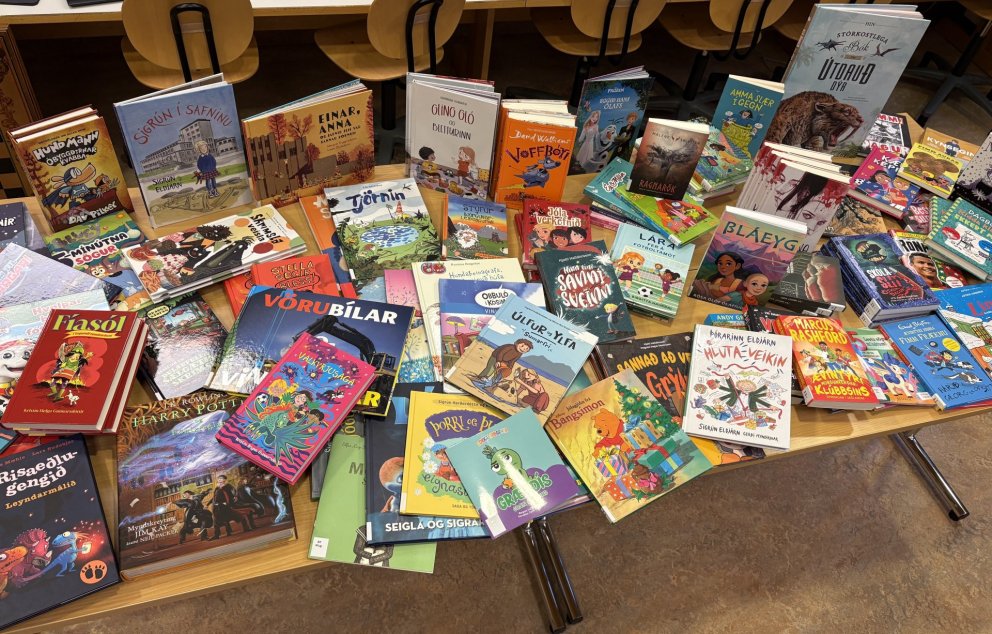 Foreldrafélag Brekkuskóla styrkti skólabókasafnið