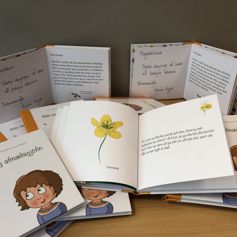 Bókagjöf til nemenda í 2. bekk