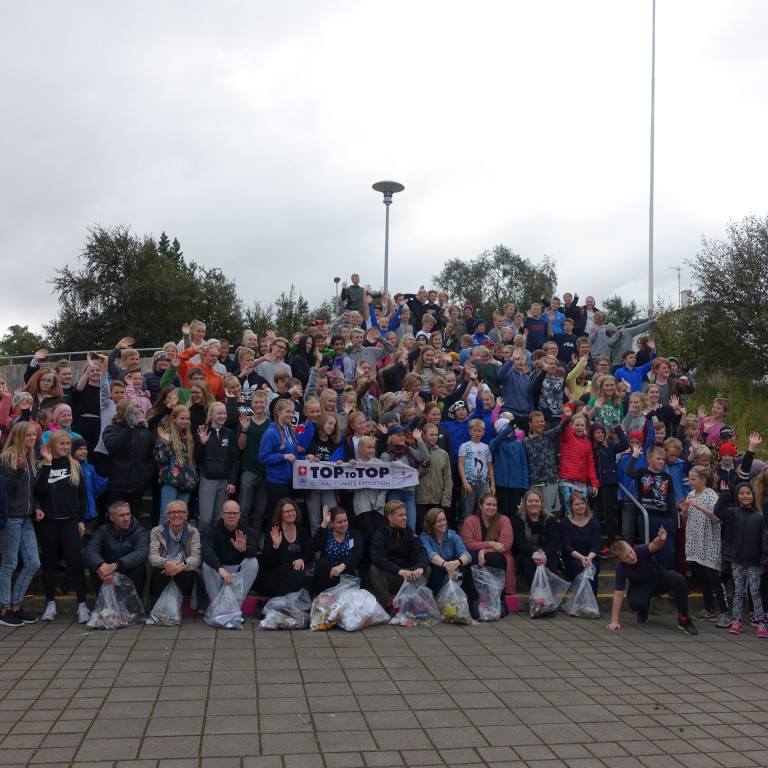 Hópmynd eftir að búið var að safna rusli.