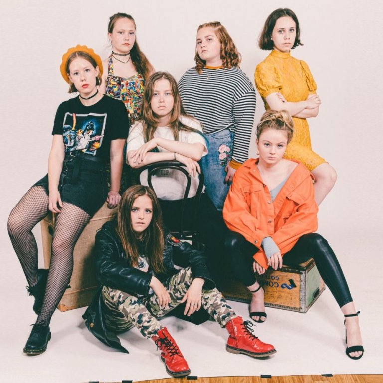 Unglingum boðið í leikhús