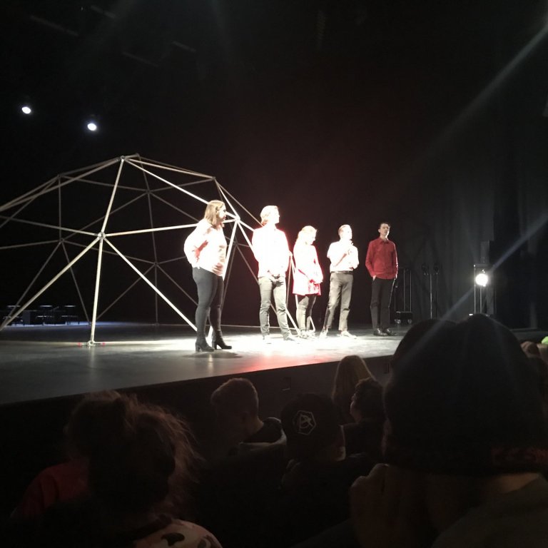 Fyrirlestur um eitthvað fallegt - leiksýning