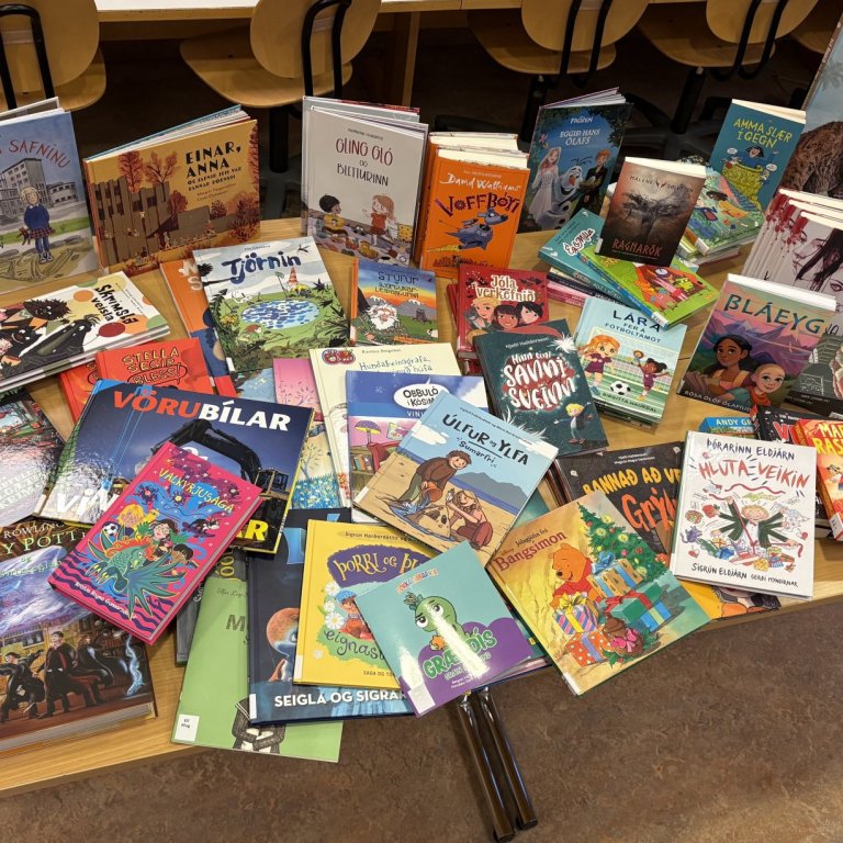 Foreldrafélag Brekkuskóla styrkti skólabókasafnið